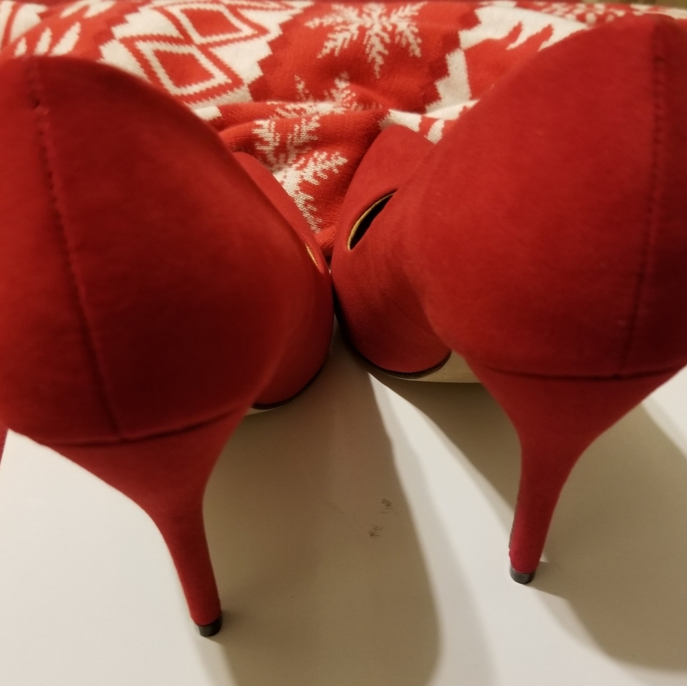 Red Pumps - Picture 3 of 10